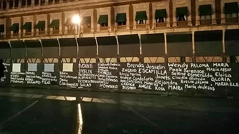 Colectivos feministas se dieron cita en la valla que blinda Palacio Nacional previo al 8M (Foto: FB/Antimonumenta "Vivas nos queremos"