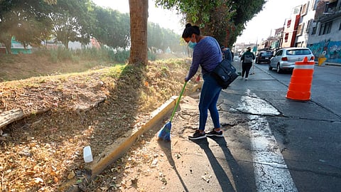 Vecinos y trabajadores limpian la avenida Solidaridad, en Morelia