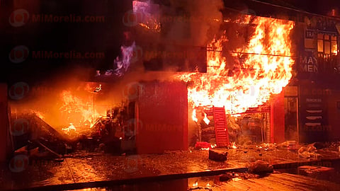 Voraz incendio consume ferretería en Mercado Hidalgo de Zamora