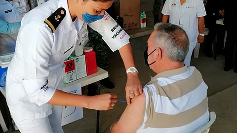 Los adultos mayores deberán mantener la sana distancia y usar cubrebocas (Foto: @SALUDMICH)