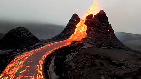 Captan con dron impresionante río de lava