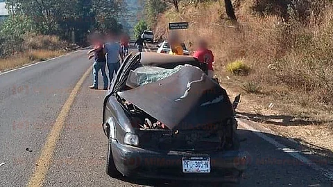 Muere automovilista tras chocar contra tráiler en la Uruapan-Pátzcuaro