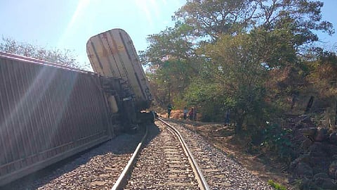 Personal de la empresa ferroviaria ya trabaja en el sitio (Foto Twitter: @sct_michoacan)