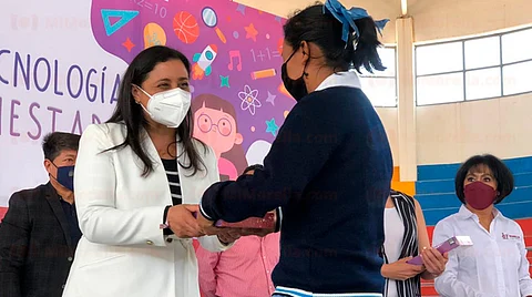 Uno de los alumnos beneficiarios mencionó que dicho apoyo coadyuva a la erradicación del analfabetismo tecnológico (Foto: Marco Santoyo)