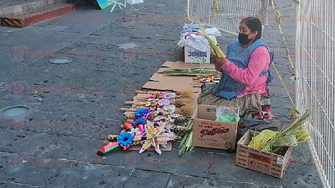 Desde temprana hora los artesanos trabajaron en distintos ornamentos religiosos tejidos a mano (Foto: Aned Ayala)