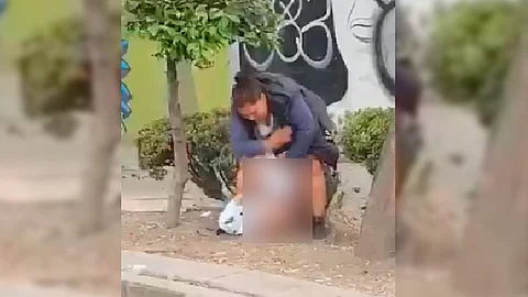 Mujer agrede brutalmente a un adulto mayor en la CDMX