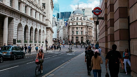 Una parte de la población londinense comenzó a retomar algunas actividades cotidianas en las calles (Foto: pixabay.com)