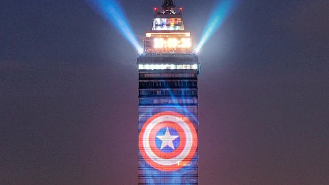El escudo con la estrella y los colores blanco, azul y rojo iluminaron el famoso edificio (Foto Twitter: @disneyplusla)
