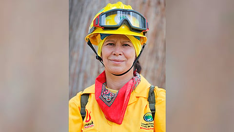 Mujer experta en manejo del fuego coordina acciones contra incendios