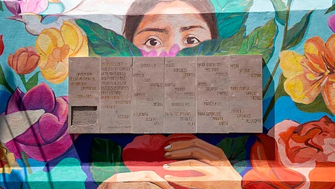 Entrega simbólica de un muro y materiales a la Colectiva Feminista “Libres Morelia” para su intervención (Foto Cortesía)