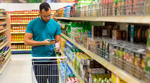 Entre los productos que vende hay leche, huevos y otros alimentos (Foto: freepik.es)
