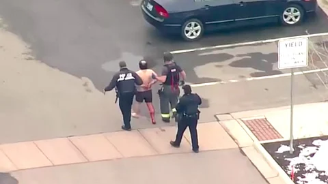 Se desconoce la identidad del detenido (Foto: captura de video/KDVR-TV)