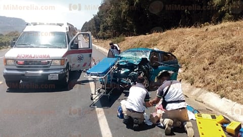 El automóvil Chevrolet, tipo Beast, color azul, con placas de Michoacán, también iba rebasando (Foto: RED-113)