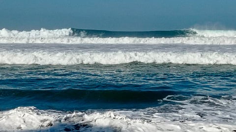 El mar de fondo es un oleaje largo y continuo que se genera por tormentas en el mar (Foto FB: Gobierno de Lázaro Cárdenas)