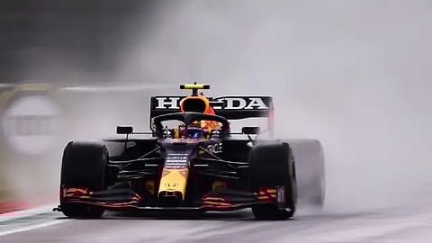 En un momento dado logró liderar al ser el único que no pasó a pitts hasta después de la vuelta 50 (Foto TW: Checo Pérez)