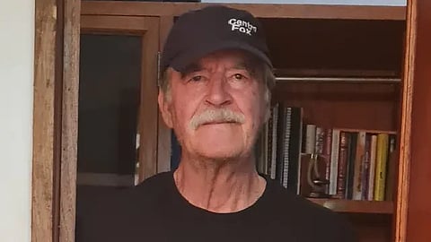 En la foto que publicó en Twitter aparece vestido de negro y descalzo (Foto TW: Vicente Fox)