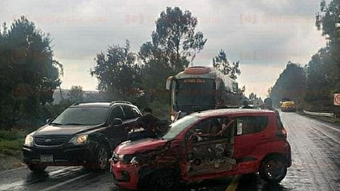 En el choque estuvieron implicados un automóvil compacto de color blanco y una camioneta roja (Foto: RED 113)