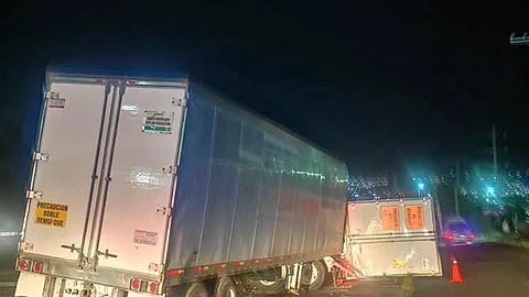 La primera caja volcó dejando el tráiler tirado sobre su costado derecho (Foto: Molinero Vial)