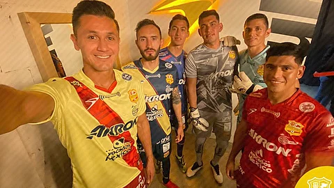 Los tres uniformes de porteros también resaltan por su color azul marino, azul cielo y gri (Foto TW: @C_A_Morelia)