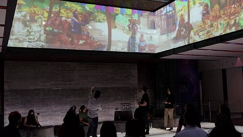 La masterclass comenzó en el mezanine del teatro, donde está ubicado el mural en movimiento “Parakata” (Foto: cortesía)