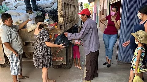 Habitantes de Aguililla recibieron los apoyos (Foto: Cortesía)