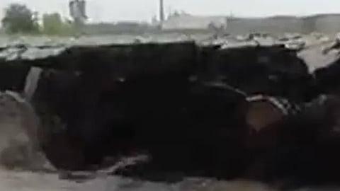 Supuestamente la tierra formó una barrera de casi 100 metros (Foto FB: @JagatVani)