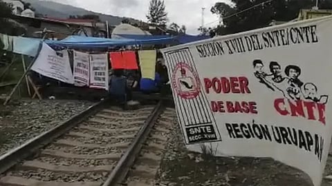 Un grupo aproximado de 35 maestros del Poder Base del SNTE-CNTE iniciaron el domingo el bloqueo (Foto: RED 113)