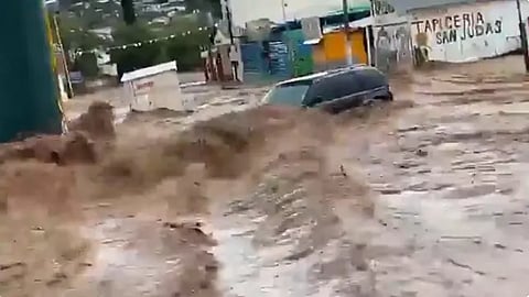 La víctima quedó atrapada en un auto (Foto: captura de video/@edgarmolinas)
