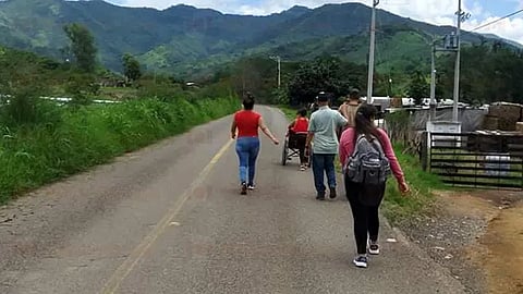 Pese al esfuerzo y operativos de las autoridades, en varios puntos de las carreteras de Aguililla se pueden observar los estragos de los enfrentamientos (Foto: RED 113)