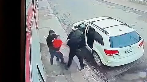 Se la llevaron en una camioneta blanca (Foto: captura de video)