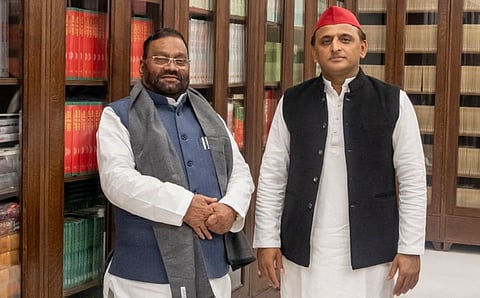 Akhilesh Yadav (right) and Swami Prasad Maurya (left) / Photo : @yadavakhilesh