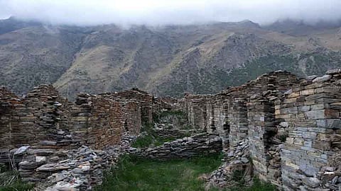 Abandoned houses in Martoli village, Johar Valley. Now mostly depopulated, only four homes are inhabited for a portion of the year in Martoli. (Image: Shikha Tripathi / The Third Pole)