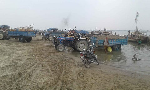 Sand mined illegally on a large scale at night is loaded onto boats during the day in Pahleja Ghat (Image: Mohd Imran Khan)
