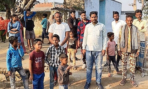 विरोध जताते ग्रामीण