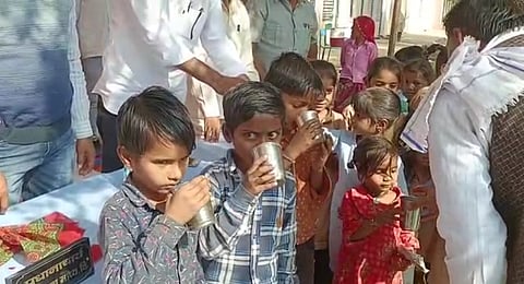 खबर का असरः सरकारी स्कूलों में बच्चों को मिलने लगा दूध