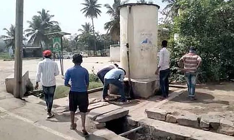 दलित महिला ने पानी पीया तो जातिवादी सवर्णों ने ‘गोमूत्र’ से टैंक शुद्ध किया!