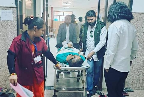 घायल मोटा राम मेघवाल को वार्ड में ले जाते परिजन