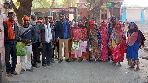 कार्तिक भील को न्याय दिलाने के लिए कलक्टरी परिसर में धरना दे रहे समाज के लोग