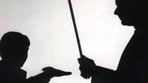 प्रधानाचार्य ने दलित छात्र की बेरहमी से पिटाई कर फाड़े कपड़े