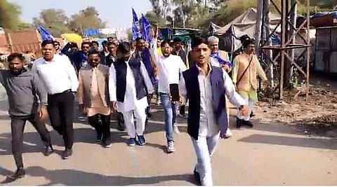 30 साल से अपनी जमीन पर काबिज होने के लिए दफ्तरों के चक्कर लगा रहे ये आदिवासी और दलित परिवार