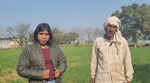 द मूकनायक की पत्रकार पूनम मसीह से बात करते हुए किसान राजाराम