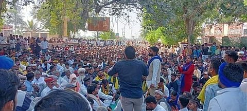 कार्तिक भील को न्याय दिलाने के प्रदर्शन करते समाज के लोग