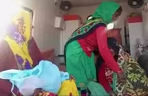 अस्पताल में ताला लगने से एम्बुलेंस में करानी पड़ी डिलीवरी