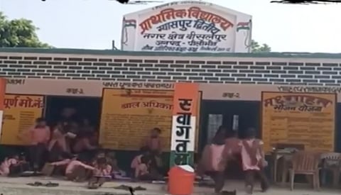 स्कूल की हालत खस्ताहाल, लेकिन बहस का मुद्दा स्कूल में प्रार्थना उर्दू में क्यों?