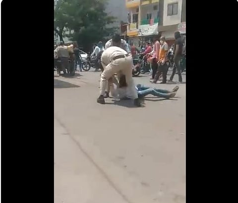 मास्क ना लगाने पर पुलिसकर्मियों ने मानसिक रूप से कमजोर व्यक्ति को पीटा