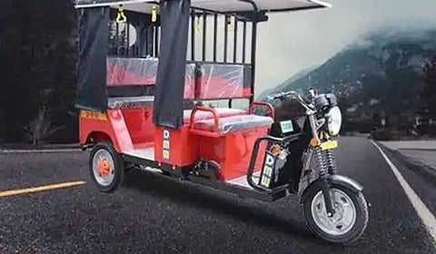 इलाज ना मिलने पर हुई मौत, बेटे के शव को ई-रिक्शा में ले जाने पर मजबूर मां