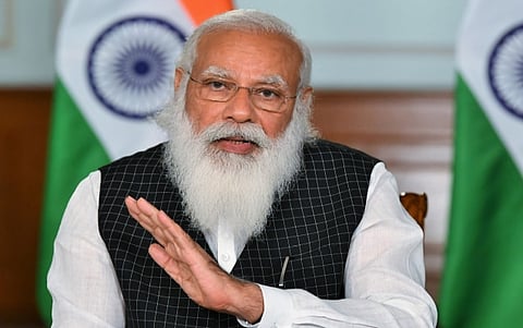 पीएम मोदी बना रहे टीका उत्सव तो उनके ही मंत्री उड़ा रहे मजाक