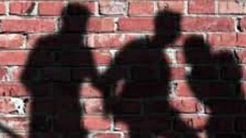 यूपीः दलित बाप-बेटे पर हुआ अत्याचार, बेटे के सामने बाप से रगड़वाई नाक