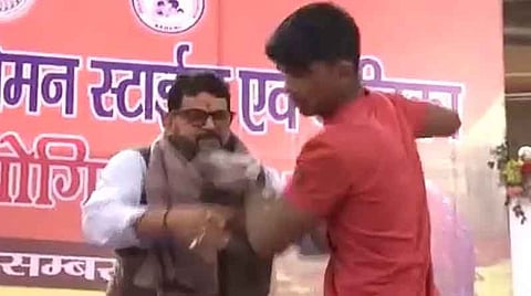 बीजेपी सांसद द्वारा मंच पर पहलवान को थप्पड़ मारने का वीडियो वायरल