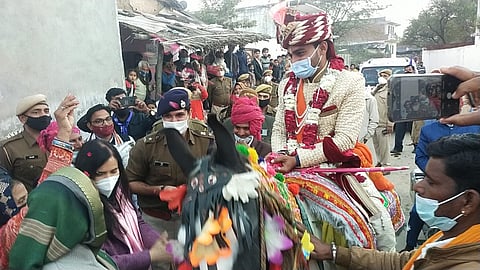 डीएम रेणु जयपाल के साथ दुल्हे की सुरक्षा व्यवस्था में तैनात पुलिस बल / फोटो : द मूकनायक